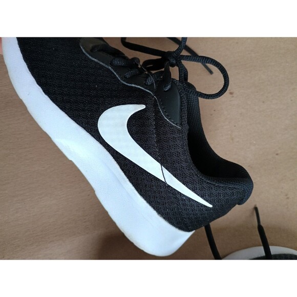 WOMENS SIZE 5 Nike Tanjun Sneakers Tennis Shoes DJ6257-004 Black White Running - Picture 4 of 10